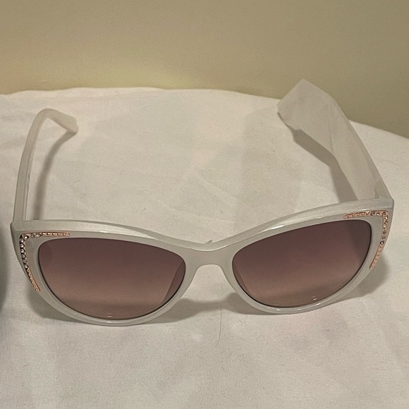 NWOT Guess White Sunglasses with gold Details , cleaning cloth and case - Picture 4 of 8